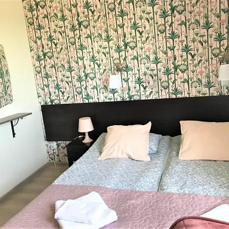 Lazurowy Dwor - Oraz Z Basenem I Parkingiem Bed and breakfast