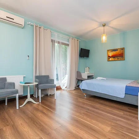 Lazurowy Dwór - Oraz Z Basenem I Parkingiem Bed and breakfast 3*
