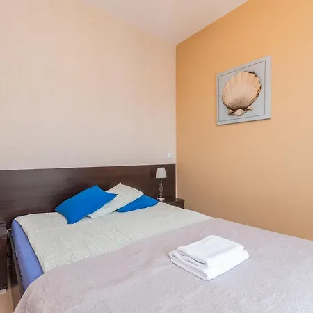 Lazurowy Dwor - Oraz Z Basenem I Parkingiem Bed & Breakfast