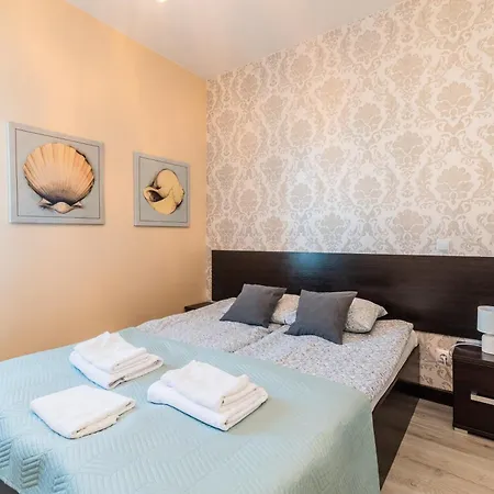 Bed & Breakfast Lazurowy Dwor - Oraz Z Basenem I Parkingiem Sztutowo