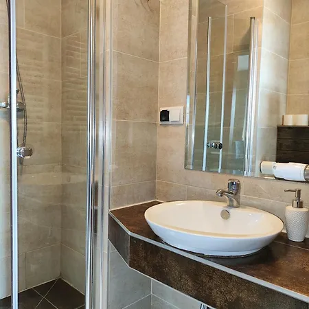 Lazurowy Dwor - Oraz Z Parkingiem Bed & Breakfast 3*