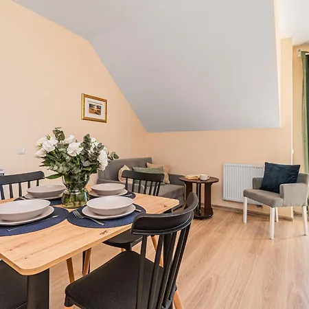 Lazurowy Dwor - Oraz Z Parkingiem Couette-café