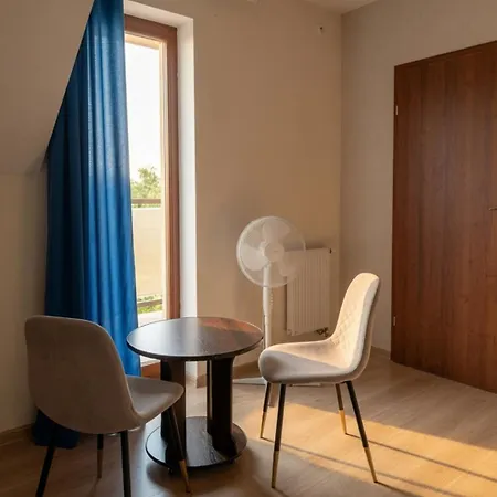 Lazurowy Dwor - Oraz Z Parkingiem Bed & Breakfast 3*