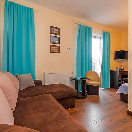 Lazurowy Dwor - Oraz Z Parkingiem Otel