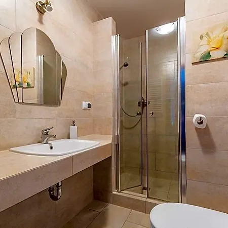 Lazurowy Dwor - Oraz Z Parkingiem Otel