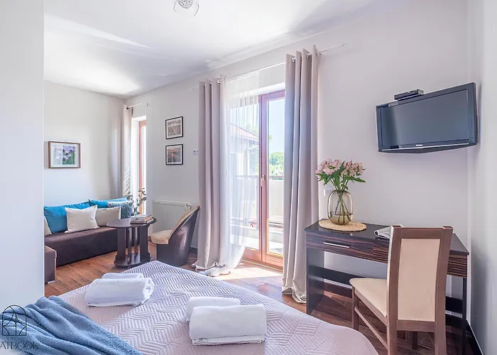 Lazurowy Dwor - Oraz Z Parkingiem