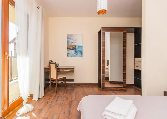 Lazurowy Dwor - Oraz Z Parkingiem Bed and Breakfast 4*